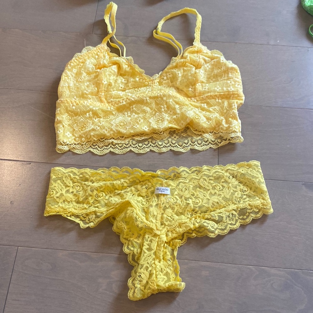 New without tags gilly Hicks lot of bralettes, boy shorts and thongs size S